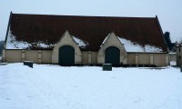 Grange et cour enneigée - Baronnie sous la neige