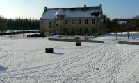 La cour et le Manoir - Baronnie sous la neige