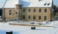 Manoir et cour enneigée - Baronnie sous la neige